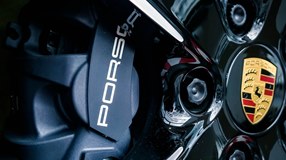Мощные спортивные автомобили, такие как Porsche – это не только красиво, но и очень быстро.