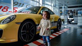 Мощные спортивные автомобили, такие как Porsche – это не только красиво, но и очень быстро.