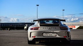Мощные спортивные автомобили, такие как Porsche – это не только красиво, но и очень быстро.